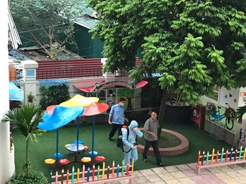 Trường mầm non Bồ Đề phối hợp Trung tâm Y Tế quận Long Biên phun thuốc diệt muỗi phòng chống dịch bệnh sốt xuất huyết.